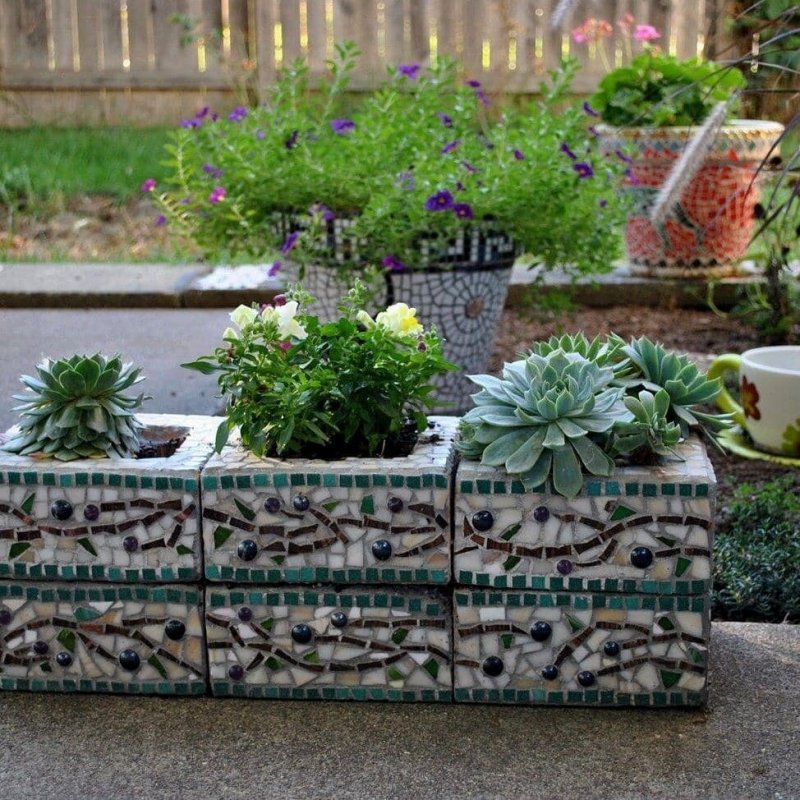 Клумба из блоков строительных