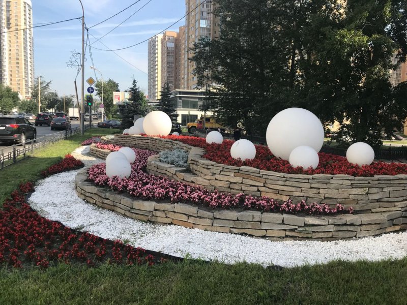 Белые шары запускают в память