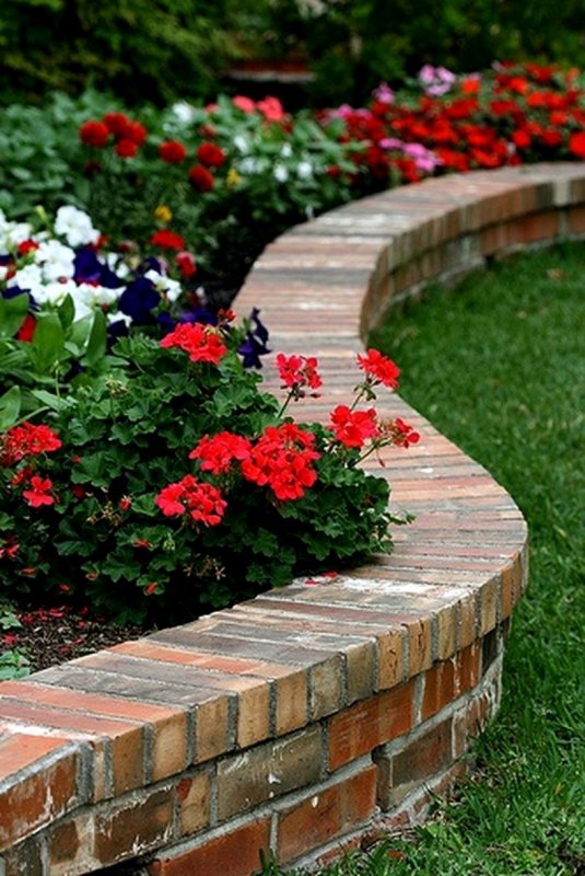 Многоярусная клумба из кирпича