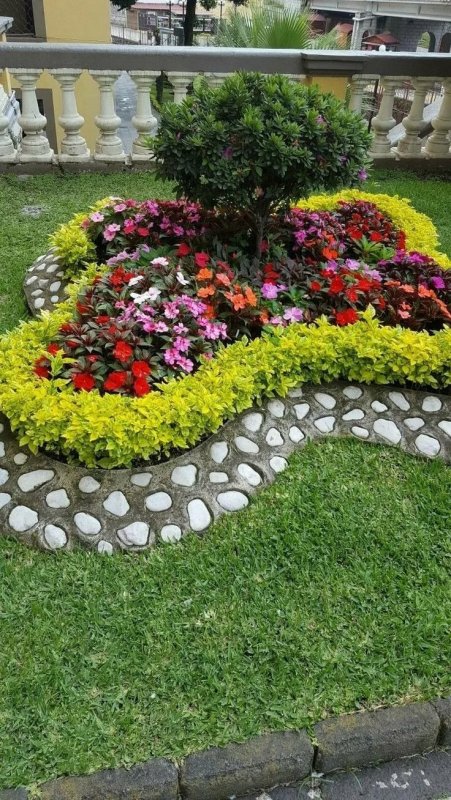 Клумба из старого кирпича