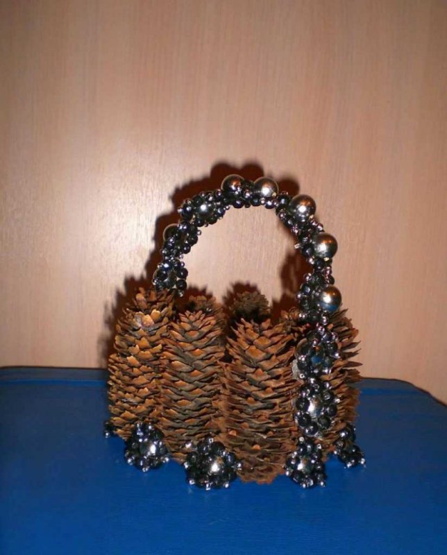 Корзинка из еловых шишек