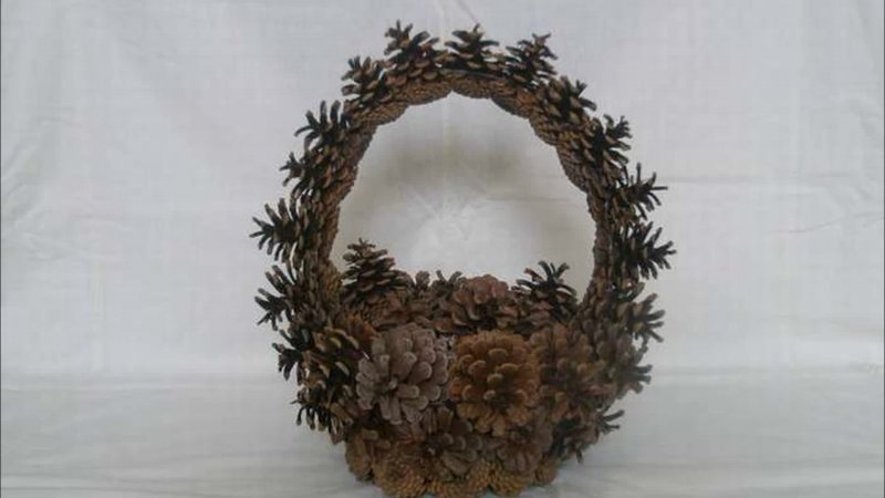 Корзина из шишек поделка