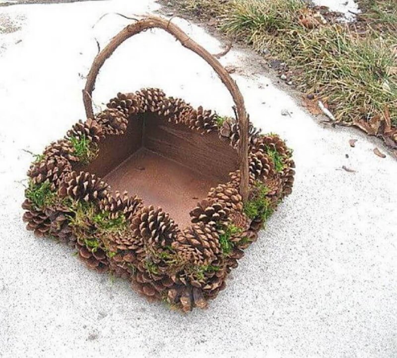 Корзина из еловых шишек