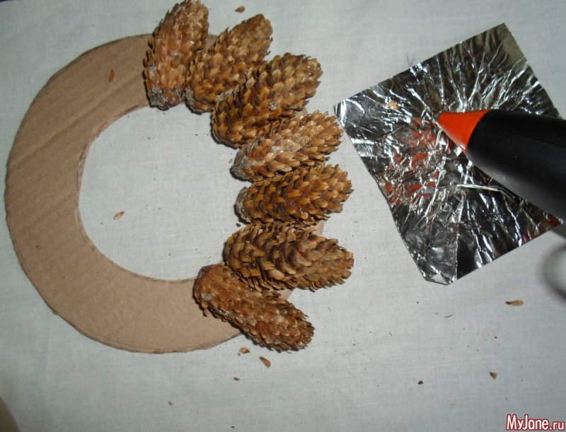 Корзина из шишек поделка