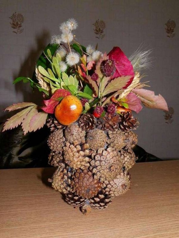 Новогодняя корзина из шишек