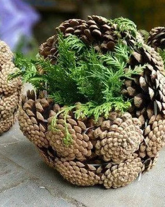 Новогодняя корзинка из шишек