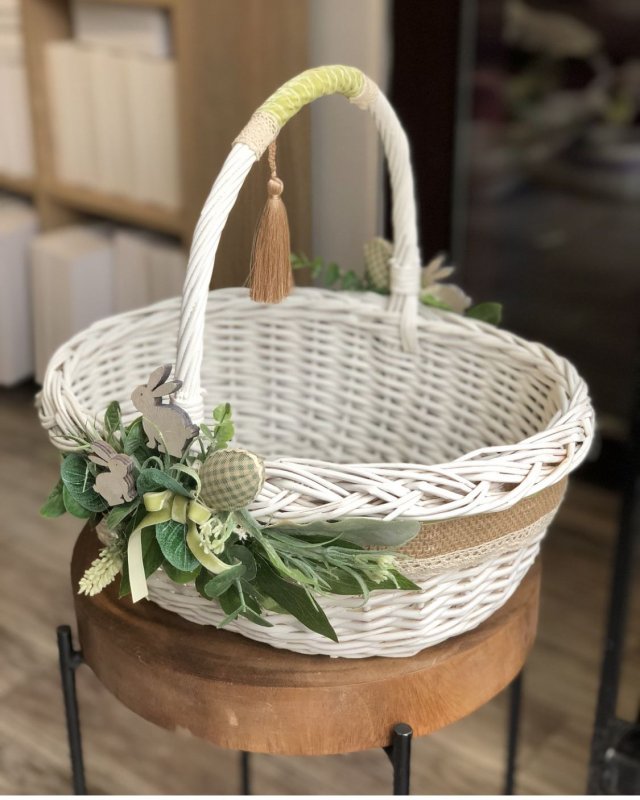 Корзина с пасхальными яйцами