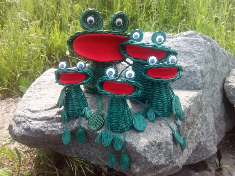 Лягушка для дачи из подручных материалов