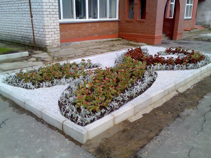 Ограждение для грядок из камня