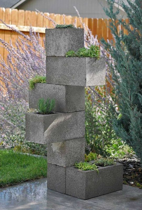 Клумба из блоков строительных