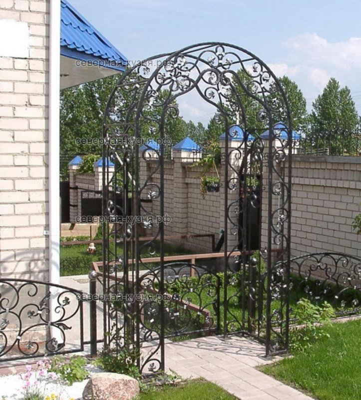 Кованый забор с аркой