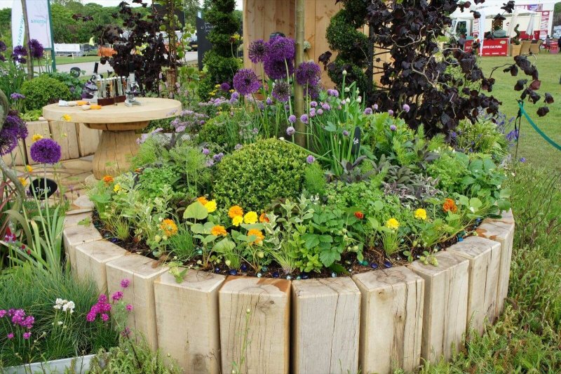 Клумба из плоских камней