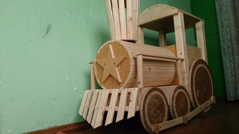 Деревянный паровоз для сада