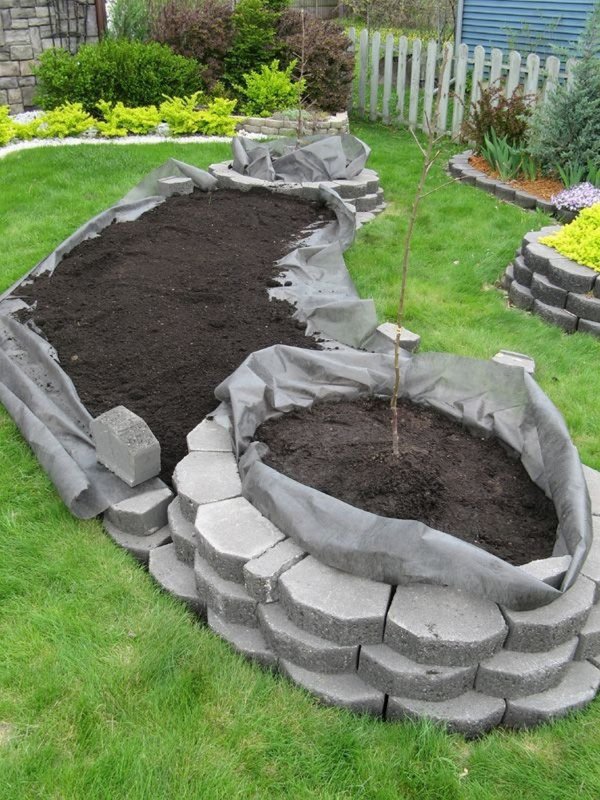Клумба из камней