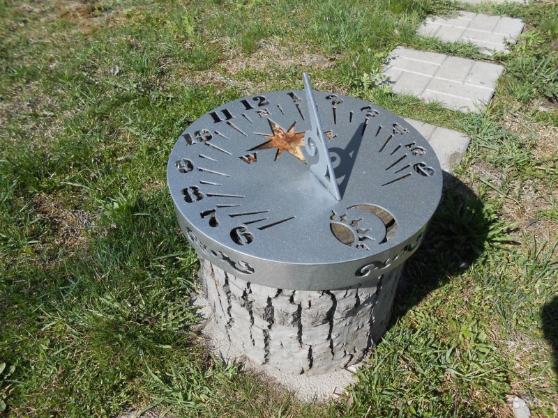 Солнечные часы на дачном участке