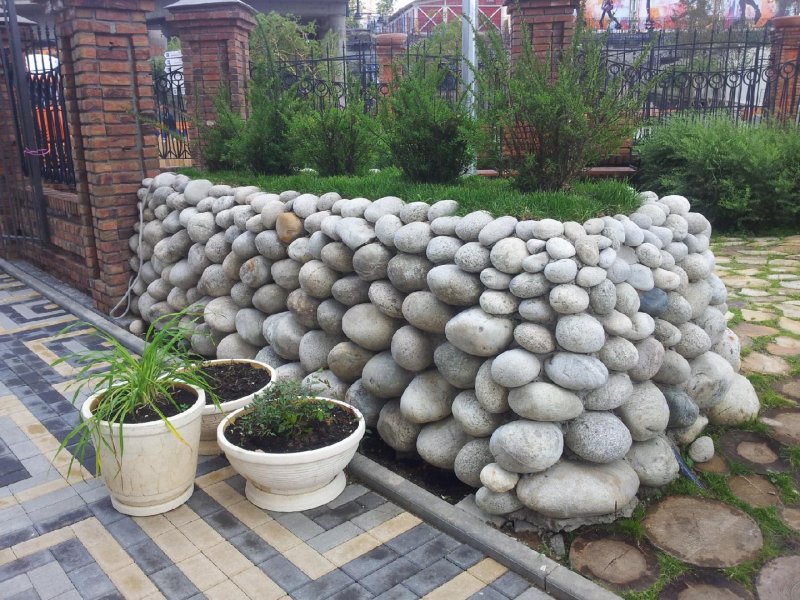 Клумба из речных камней