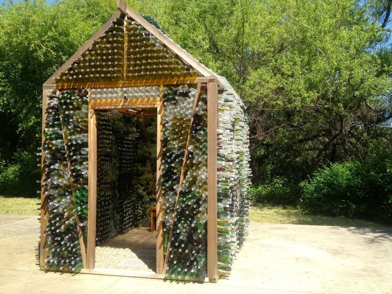 Домик из бутылок стеклянных