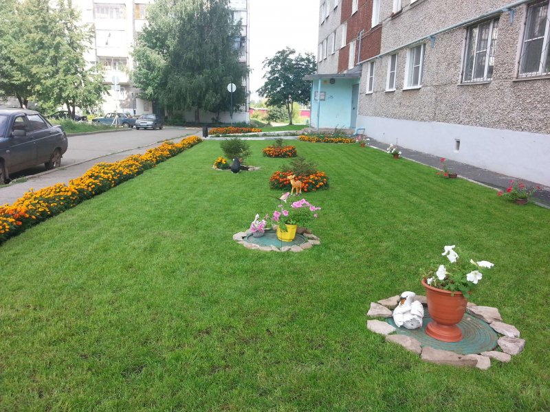 Клумбы во дворе