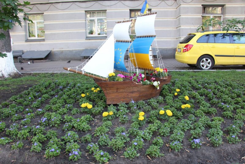 Цветочные клумбы во дворе