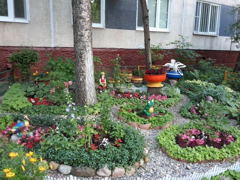 Красивый палисадник перед домом