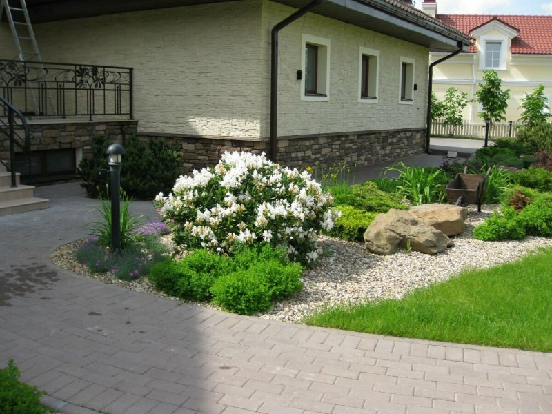 Клумбы перед крыльцом