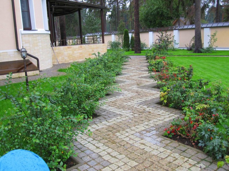 Тротуарная плитка в ландшафтном дизайне загородного дома