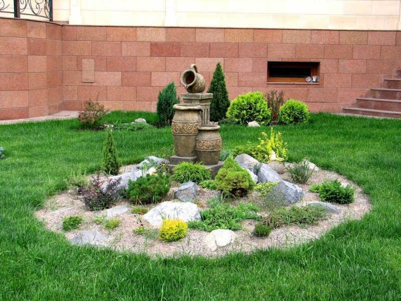 Клумба с камнями в ландшафте