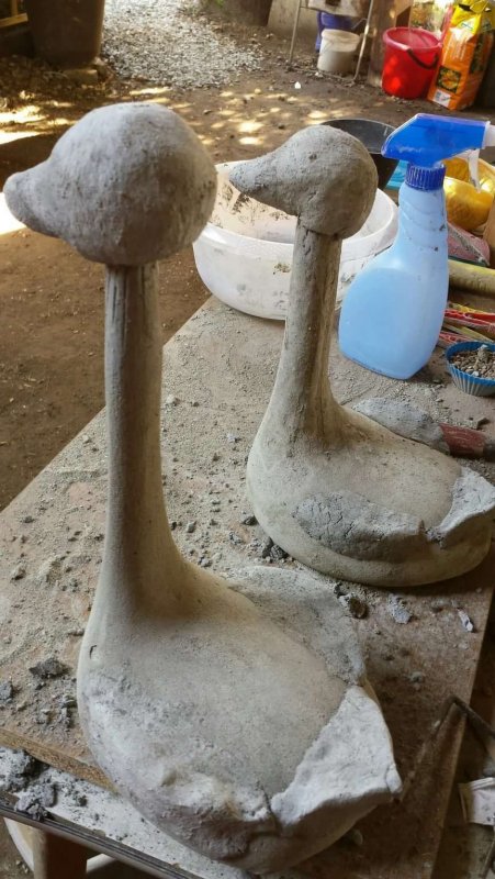 Гуси из бетона в саду
