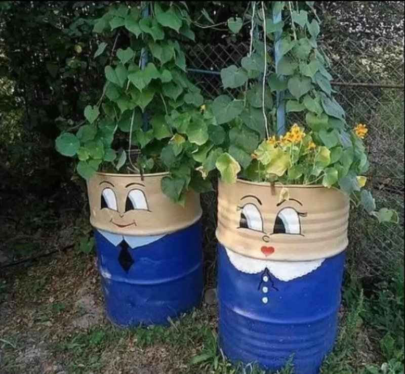 Украшение бочек на даче