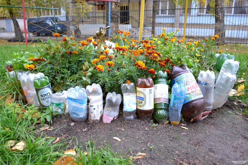 Клумбы из бутылок