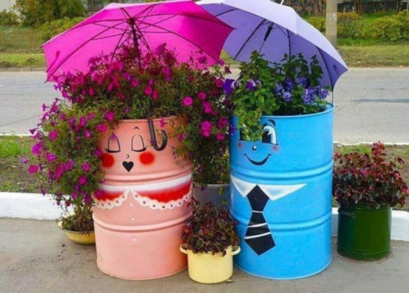 Клумбы из металлических бочек