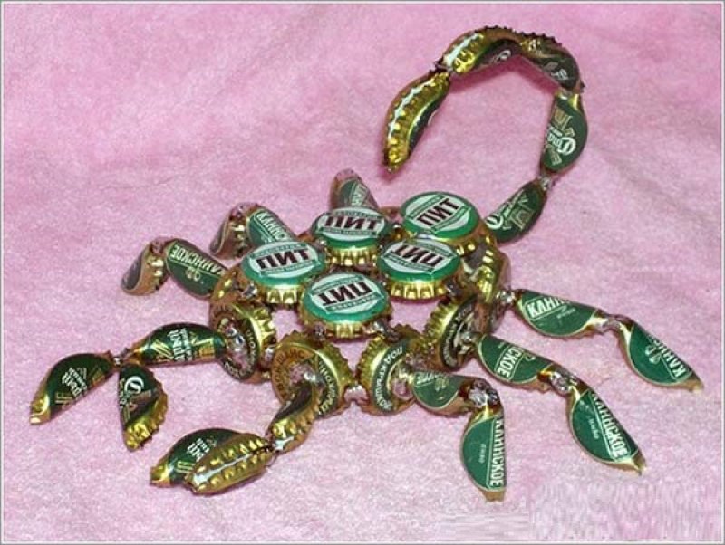 Крокодил из пивных пробок