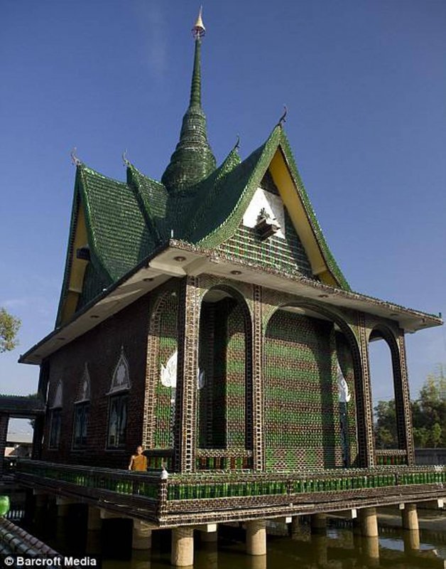 Дом из Сибири из бутылок