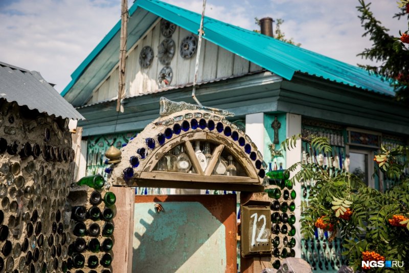 Забор из бутылок стеклянных