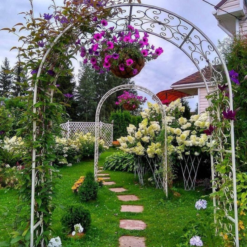 Цветник с аркой