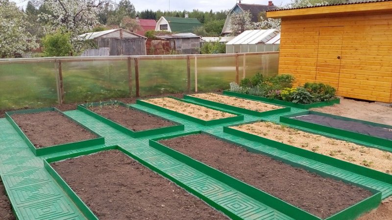 Дорожки между грядками на даче