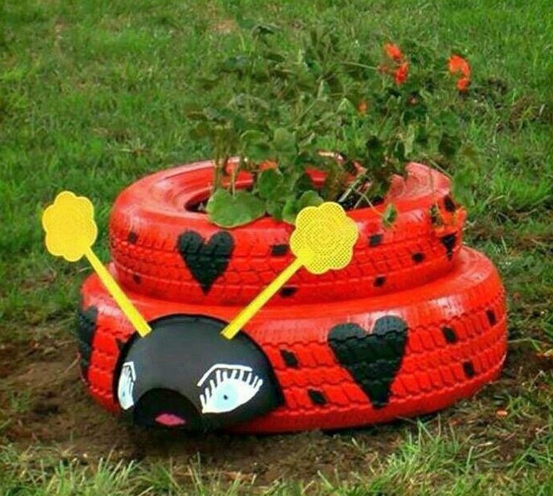 Из колес клумба Божья коровка