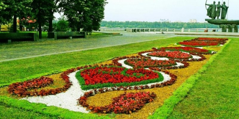Клумбы в сквере