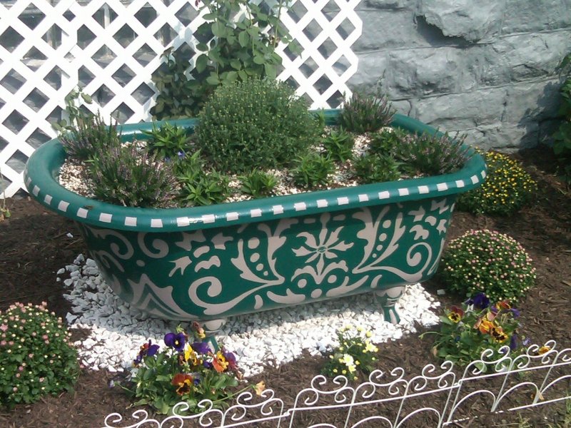 Клумбы из пластиковых тазов