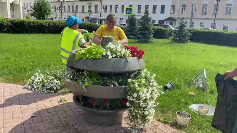Клумбы с кувшинами и камнями