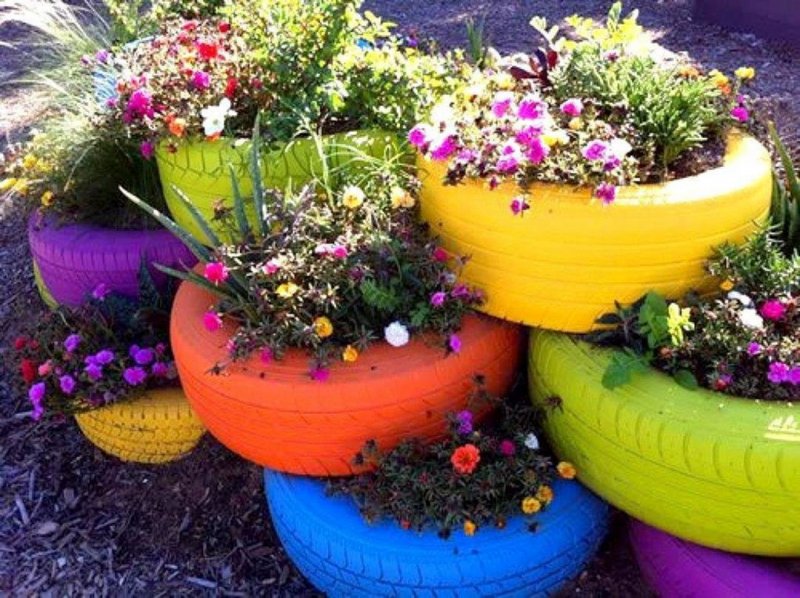 Клумбы из бутылок стеклянных
