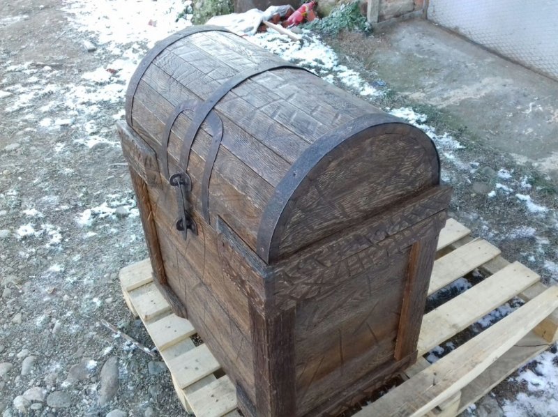 Сундук из дерева под старину
