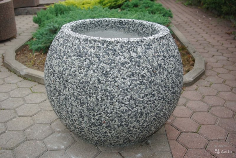 Круглые бетонные клумбы