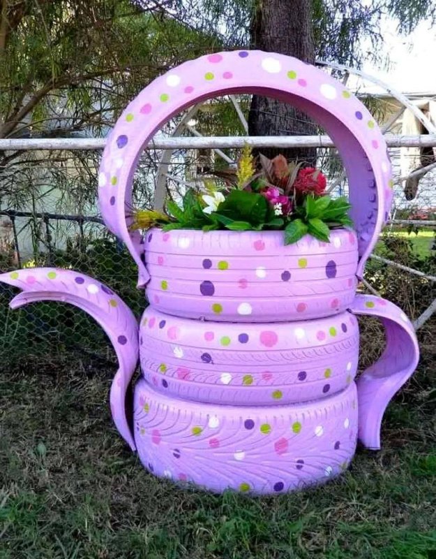 Клумба из из чайников