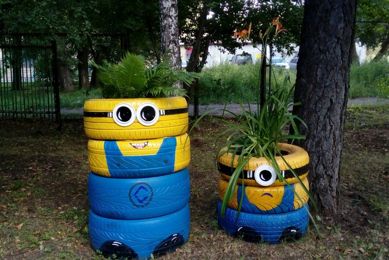 Клумбы в бочках