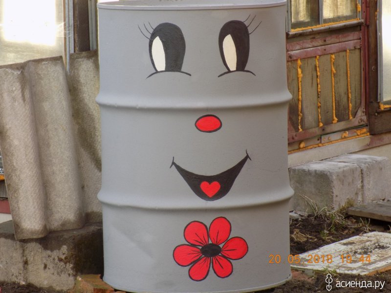 Украшение бочек на даче