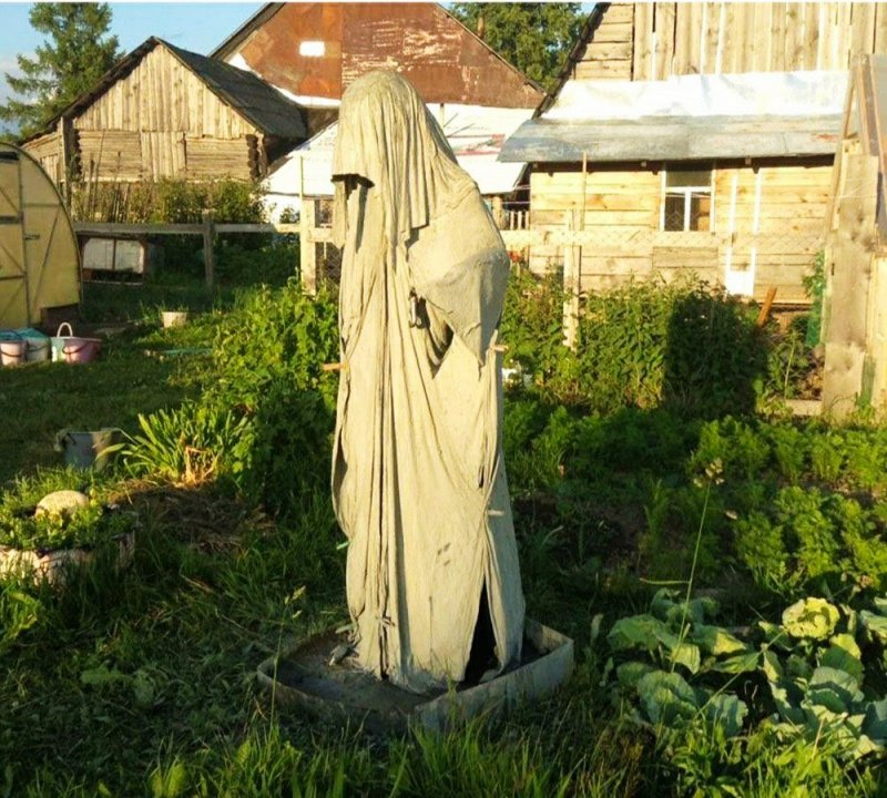 Страшное пугало на огороде