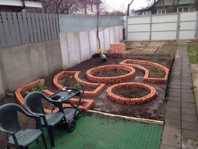Клумба из старого кирпича