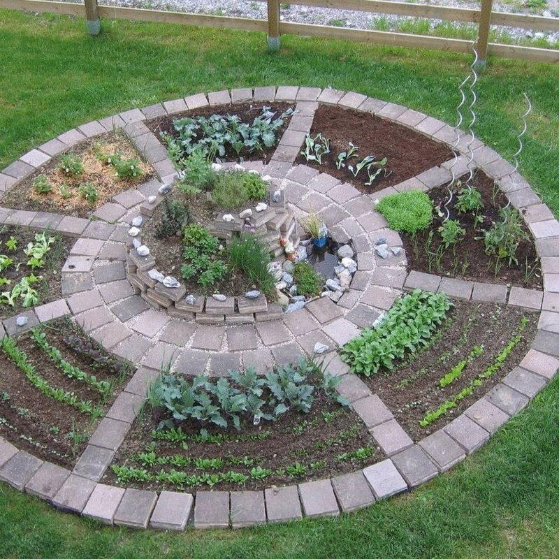 Полукруглая клумба из кирпича