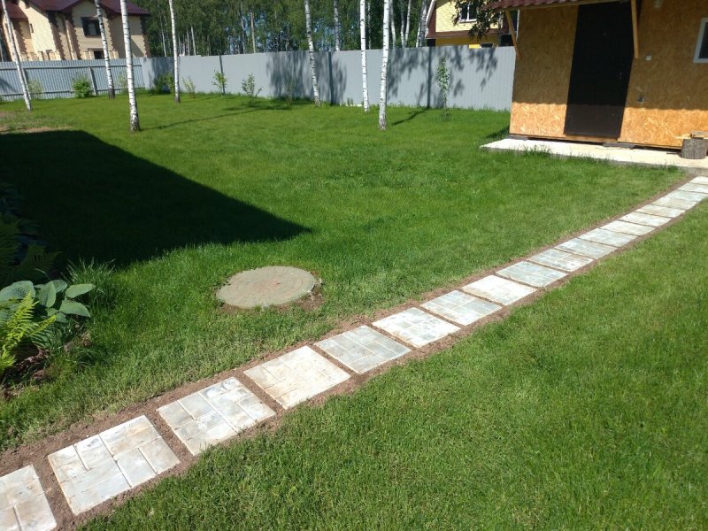 Дорожки между грядок из щебня и плитняка